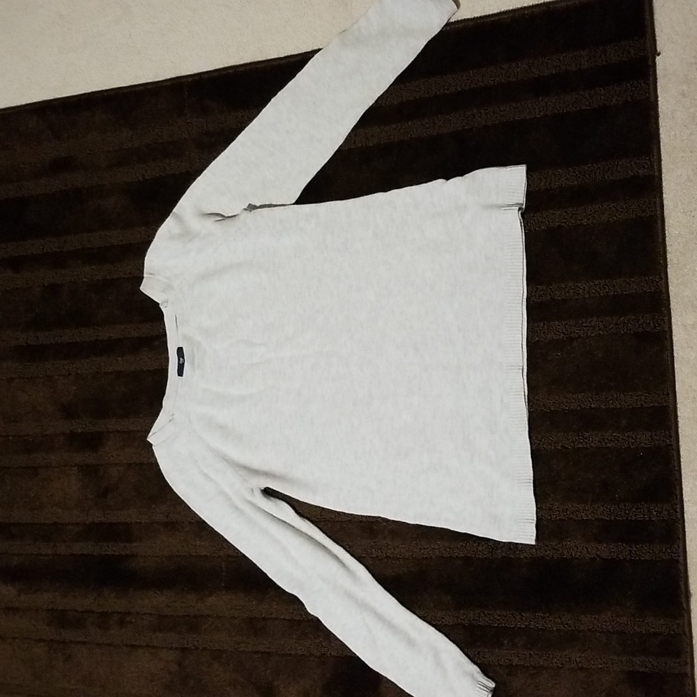 Gap crew neck creamy light grey sweater.  Size M
